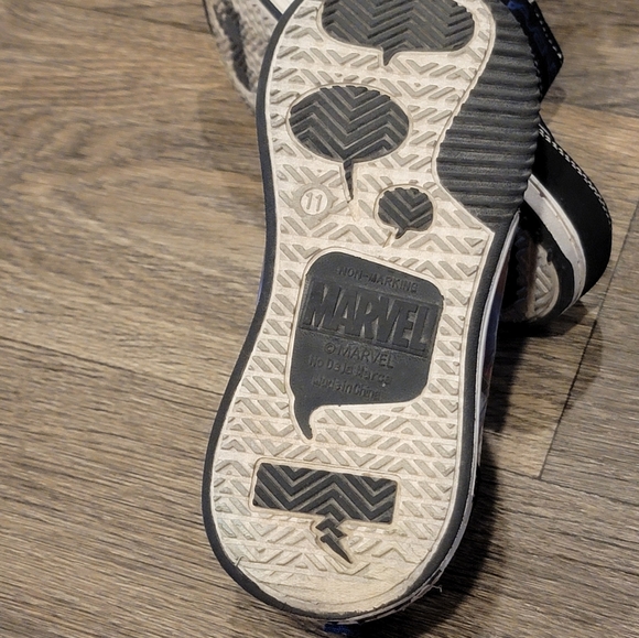 Boy's Marvel light-up sneakers - Picture 3 of 6